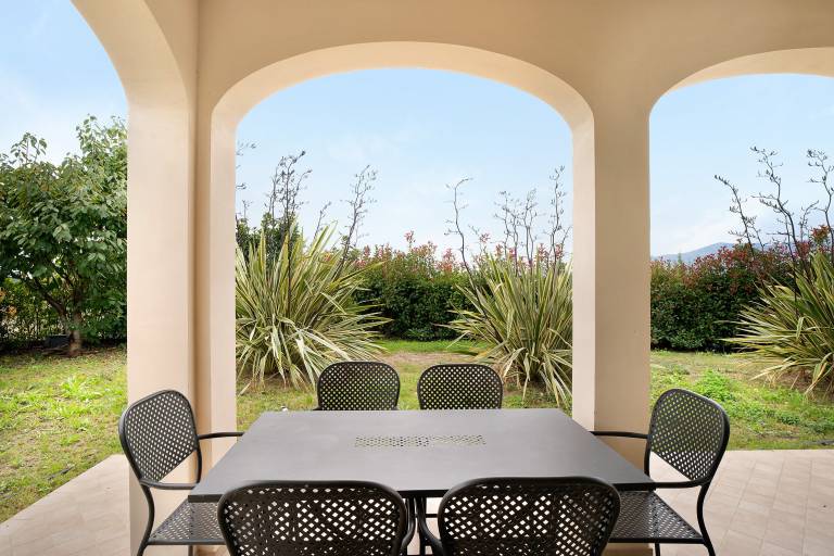 Apartment with yard, fast internet & patio | Garden view — photo 2