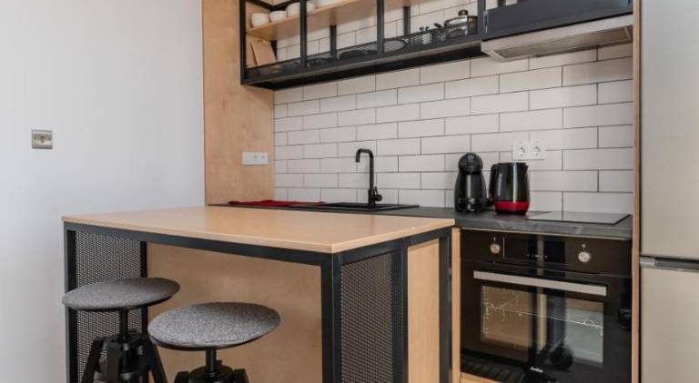 Industrial 2BD Flat - 3 Min to Metro & Stadium — photo 3