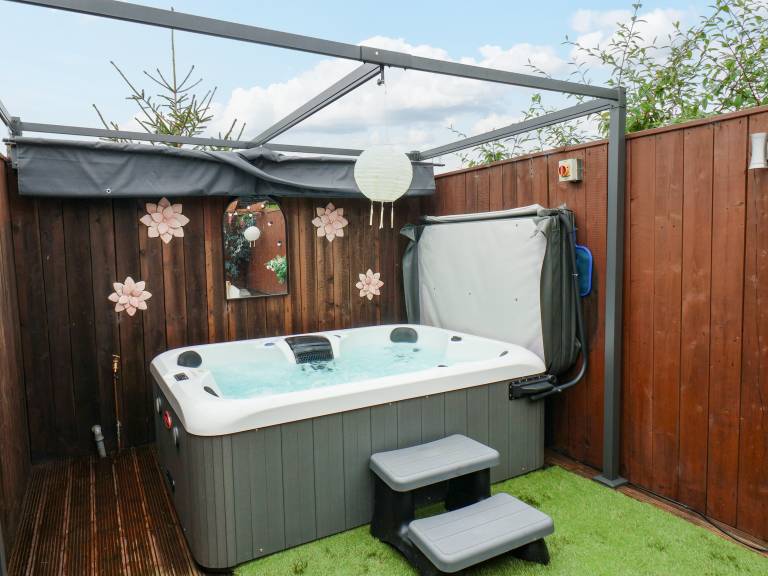 Cottage with garden & hot tub | Beach view — photo 2