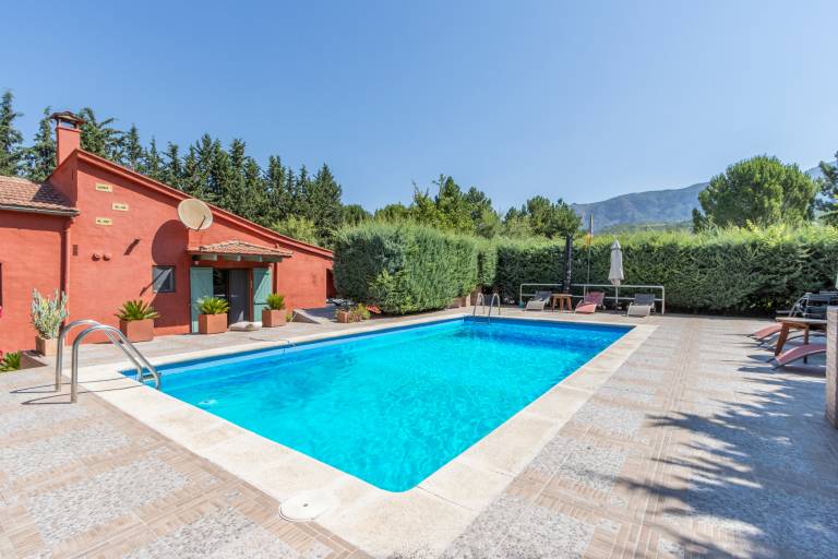 Vacation home with patio, private pool & yard | Mountain view in Lleida