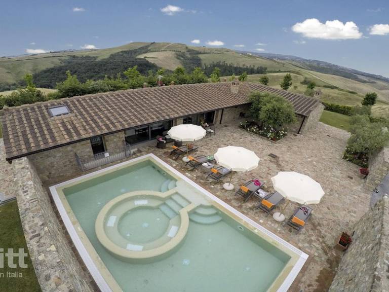 House with barbeque, terrace & private pool | Pets allowed — photo 2