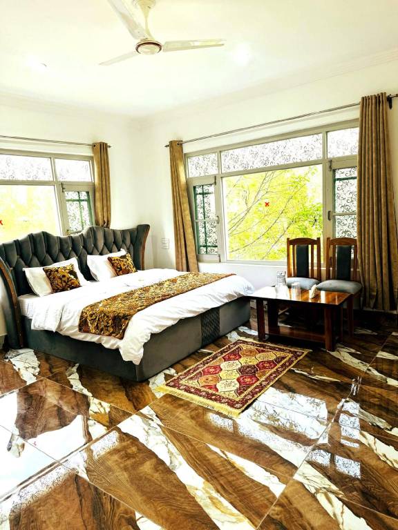 Lovely vacation home with yard | Water view | Suitable for remote work | Pets allowed in Srinagar