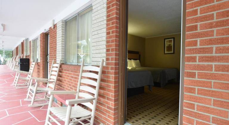 Travelowes Motel - Maggie Valley — photo 3