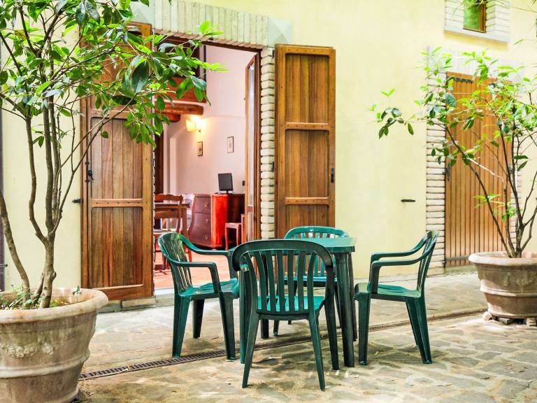 Holiday apartment with pool, yard & patio — photo 4