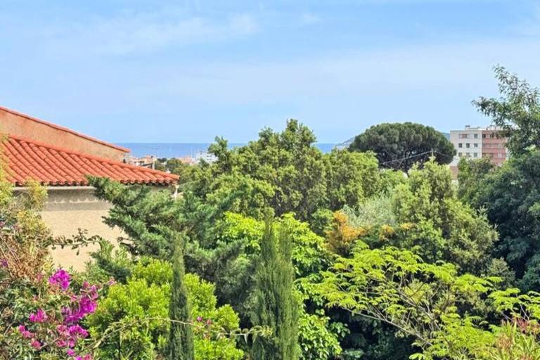 Rental apartment with patio & yard | Garden view | Dogs allowed — photo 2