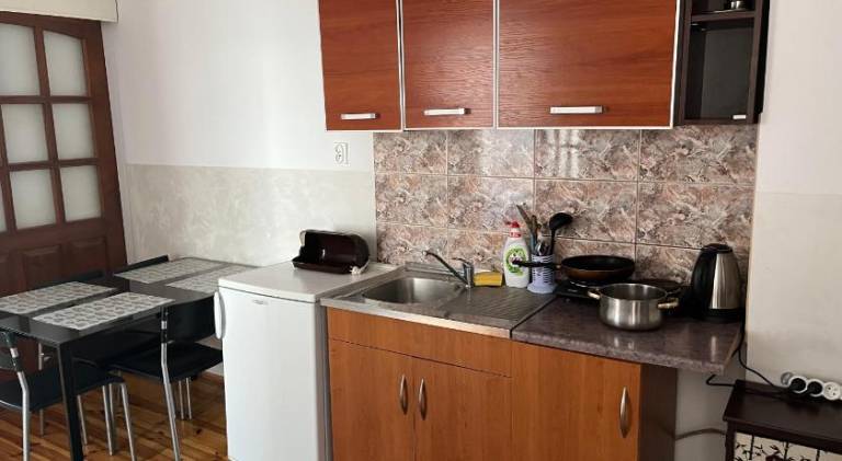 Rental apartment with yard, BBQ & patio — photo 5
