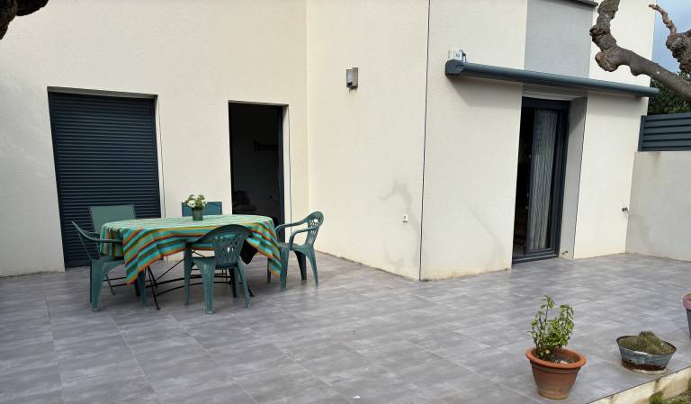 Villa with patio | Garden view — photo 3