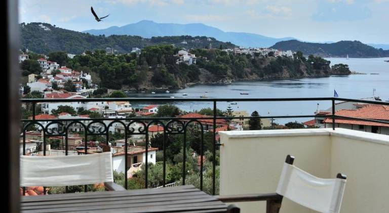 Serviced apartment with terrace, BBQ & jacuzzi in Skiathos