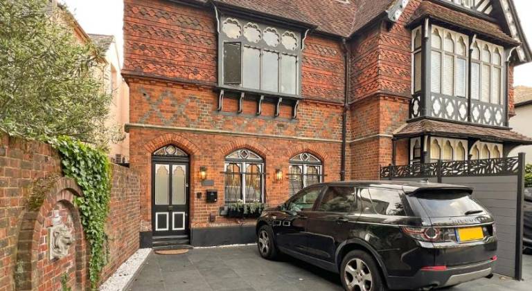 Incredible Luxury Windsor Long Walk 4 Bedroom Home With Free Driveway Parking in Windsor