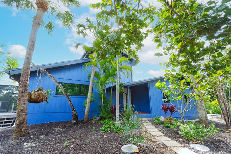 Charming and Quaint Island Oasis with Canal Frontage and a Large Saltwater Pool - Sanibelle — photo 5