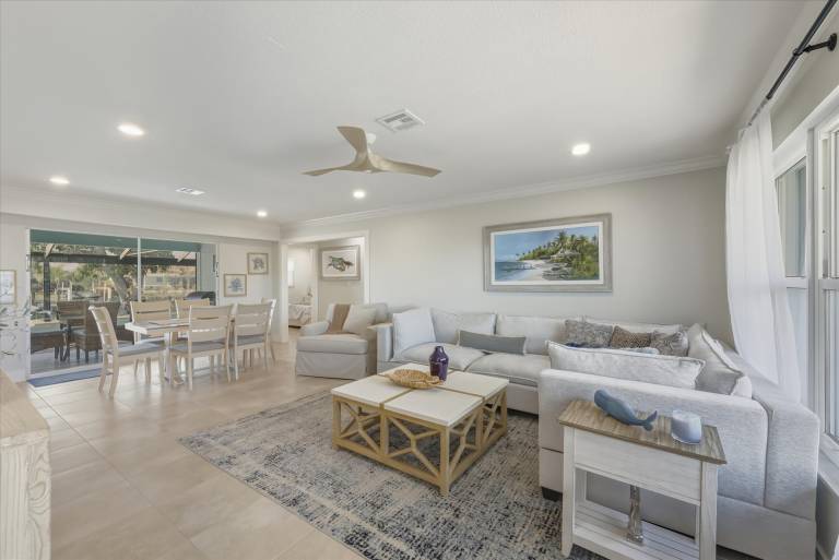 Vacation home with private pool & barbeque | Water view — photo 2