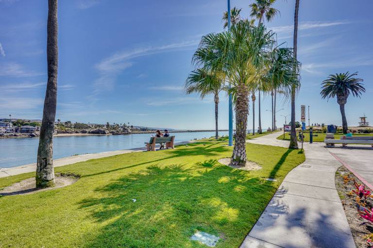 Walk to Shore! Luxury Newport Beach Home — photo 5