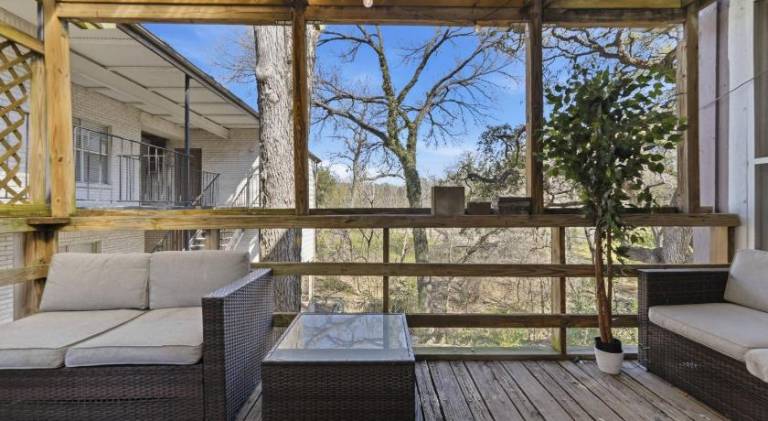 Nature Lovers Treehouse on UT Campus Walk to Moody & Stadium — photo 4