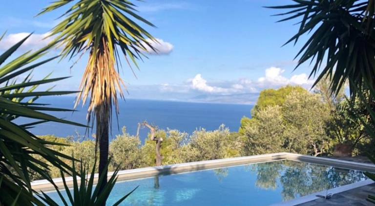 Rental apartment with private pool, garden & patio | Perfect for remote work | Dogs allowed in Loutraki-Agioi Theodoroi