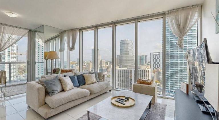 Rental apartment with pool & hot tub | Next to Bayfront Park | Pets are welcome in Miami, FL