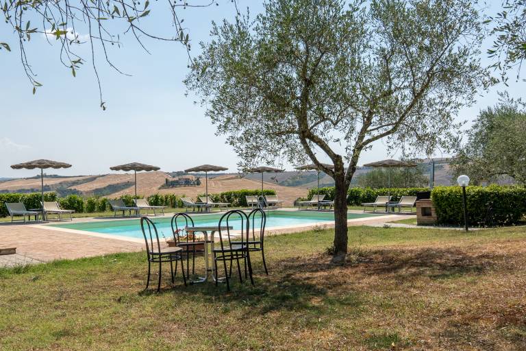 Apartment 'Agriturismo Carpineto' with Shared Pool, Private Terrace and Wi-Fi in Asciano