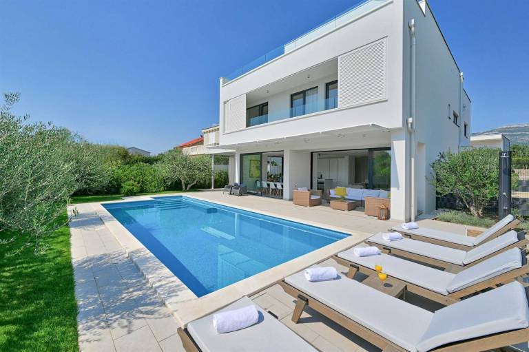 Villa with yard, private pool & patio — photo 2