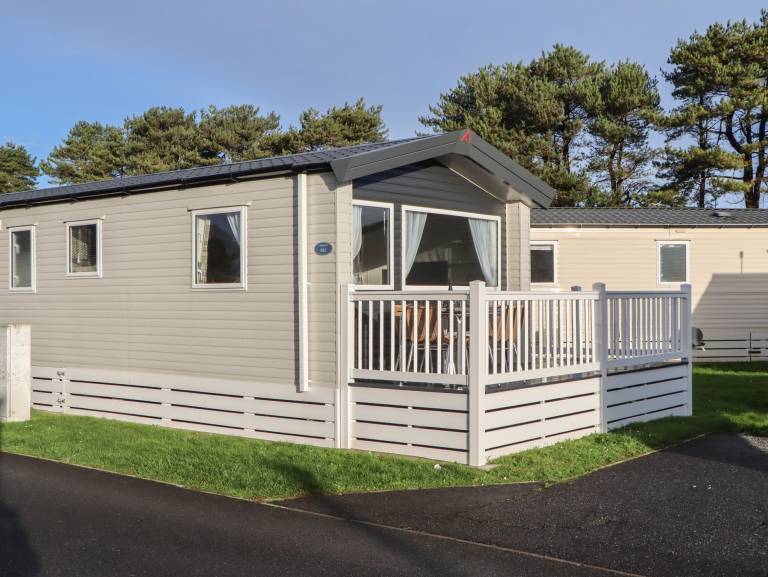 Cottage with yard | Beach view — photo 2