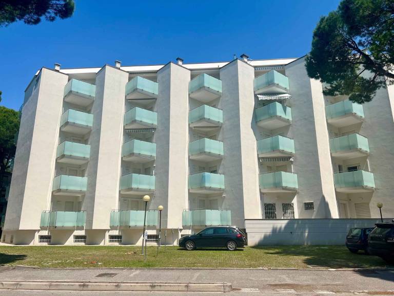 Apartment with pool & yard — photo 5