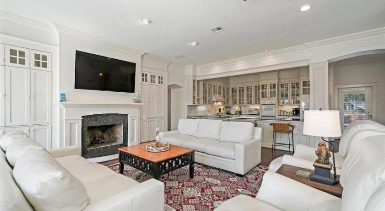 House with hot tub & pool — photo 2