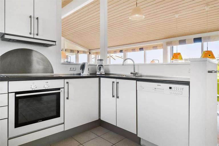Vacation home with sauna, barbecue & hot tub | Sea view | Close to the beach | Pet-friendly — photo 5
