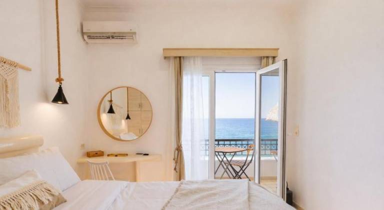 Holiday apartment with patio | Close to the beach | Pet-friendly in Santorini