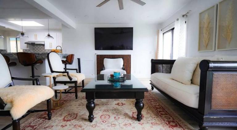 Holiday apartment with pool & hot tub in Ventura, CA