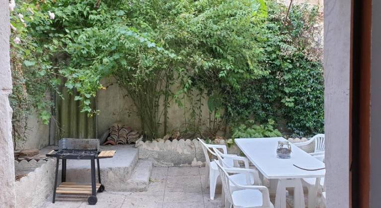 Holiday apartment with BBQ, yard & patio — photo 3