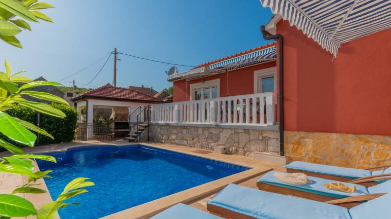 Villa with barbeque, patio & private pool | Pet-friendly in Omis