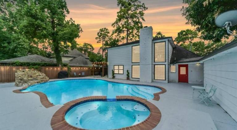 Vacation home with pool — photo 3