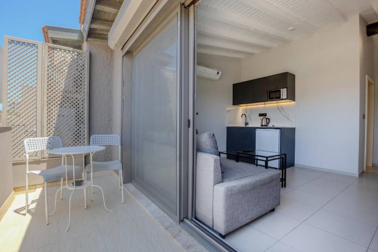Apartment with pool & patio — photo 4