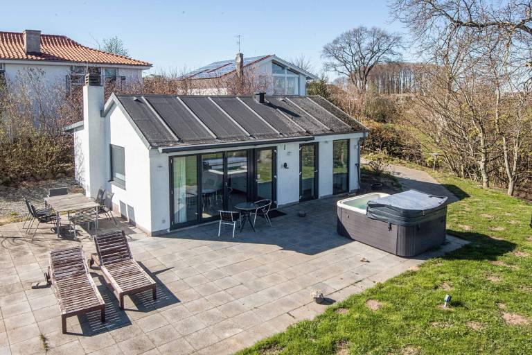 Fully equipped charming house with terrace, hot tub & sauna | Close to the beach | Pets allowed in Haderslev