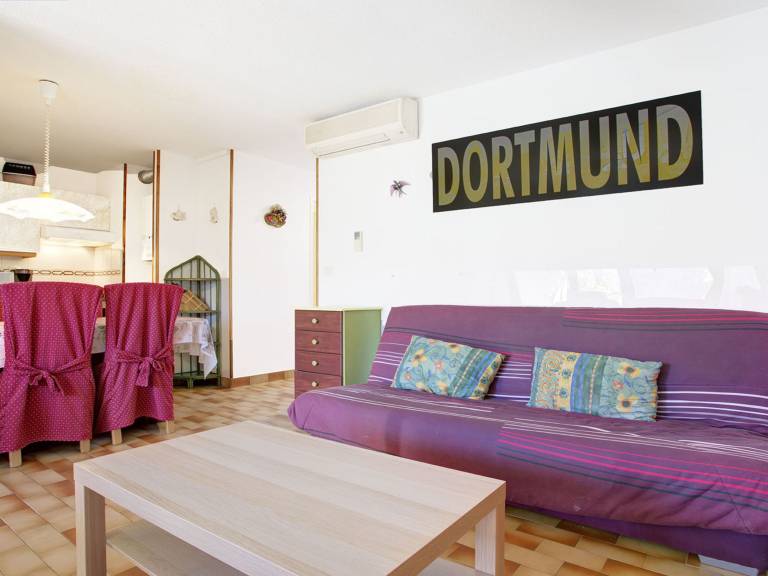 Rental apartment with patio, pool & yard — photo 2