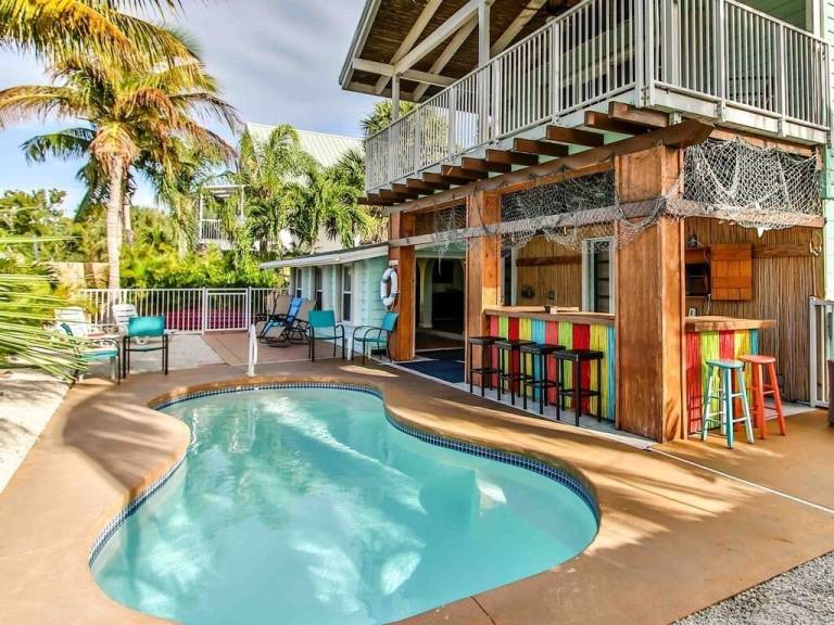 Vacation home with terrace, private pool & barbecue | Water view — photo 2