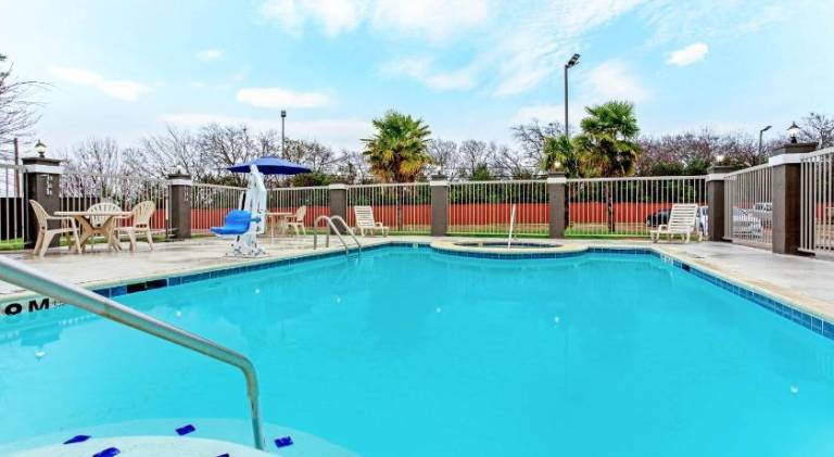 La Quinta Inn & Suites by Wyndham Cleburne — photo 3