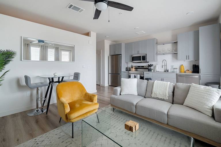 Sky-High Comfort 1BR Gym Pool Pet Friendly in Dallas, TX