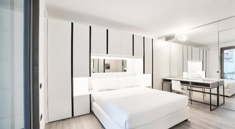 Charming serviced apartment with terrace | Close to Como Cathedral | Perfect for remote work | Pets are welcome — photo 2