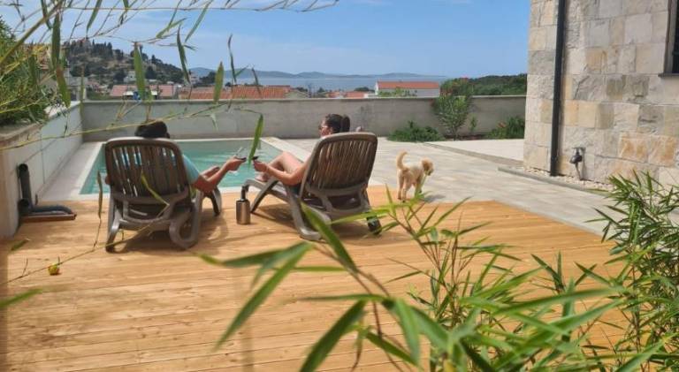 Holiday apartment with yard, terrace & pool — photo 3