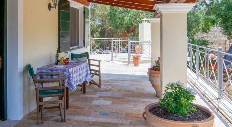 Holiday apartment with yard & patio — photo 2