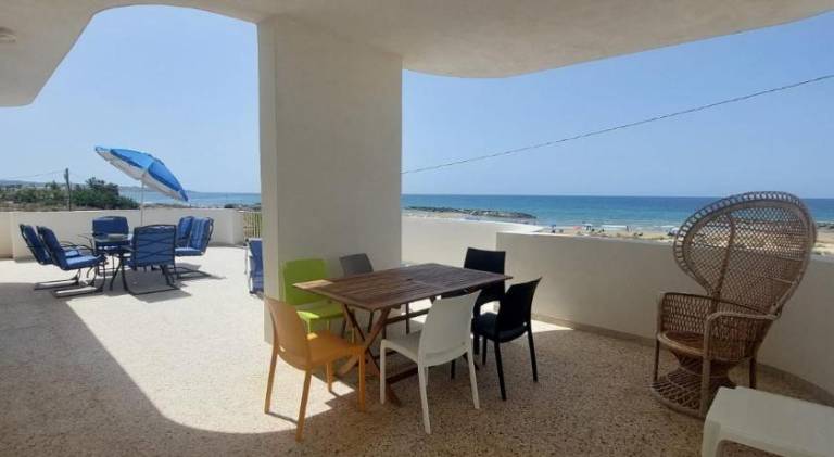 Rental apartment with terrace & yard — photo 3