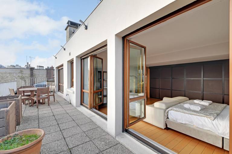 Champs Elysees Penthouse Eiffel View Jacuzzi! — photo 3