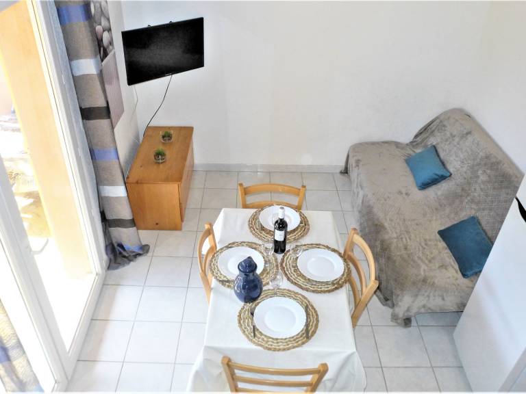 Beautiful vacation home with yard & terrace | Beach nearby | Pets allowed — photo 3