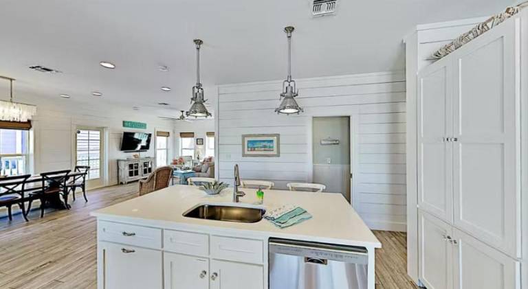 Ample house with pool & hot tub | Close to the beach | Pets are welcome — photo 4