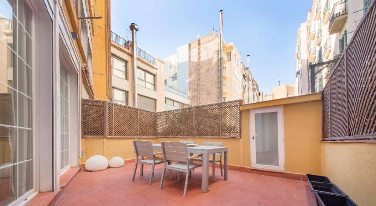 Serviced apartment with patio — photo 5