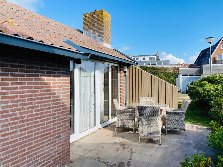 Bungalow with patio — photo 3