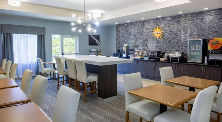 La Quinta Inn & Suites by Wyndham Sebring — photo 4