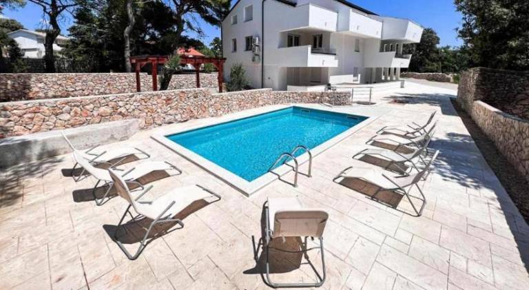 Rental apartment with pool & grill in Novalja
