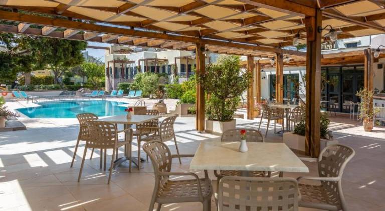 Serviced apartment with pool, yard & patio | Pet-friendly — photo 3