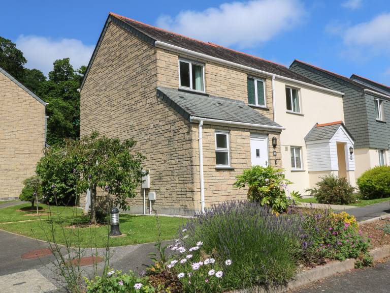 Child-friendly lovely cottage with patio & yard | Beach view | Dogs allowed in Falmouth