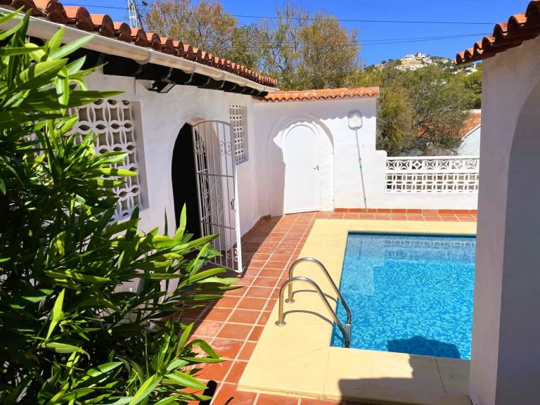 Villa with private pool, BBQ & patio | Beach view — photo 4